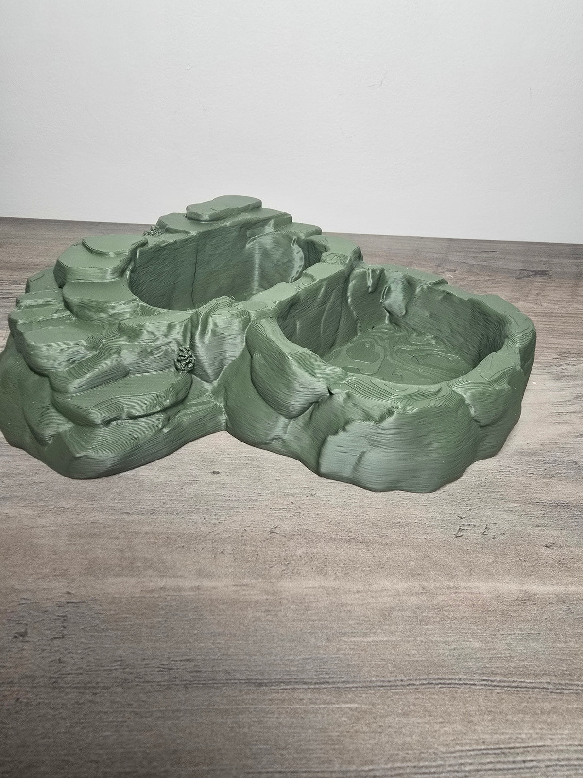Rock-style double reptile bowl with two side-by-side basins and layered stone-textured edges