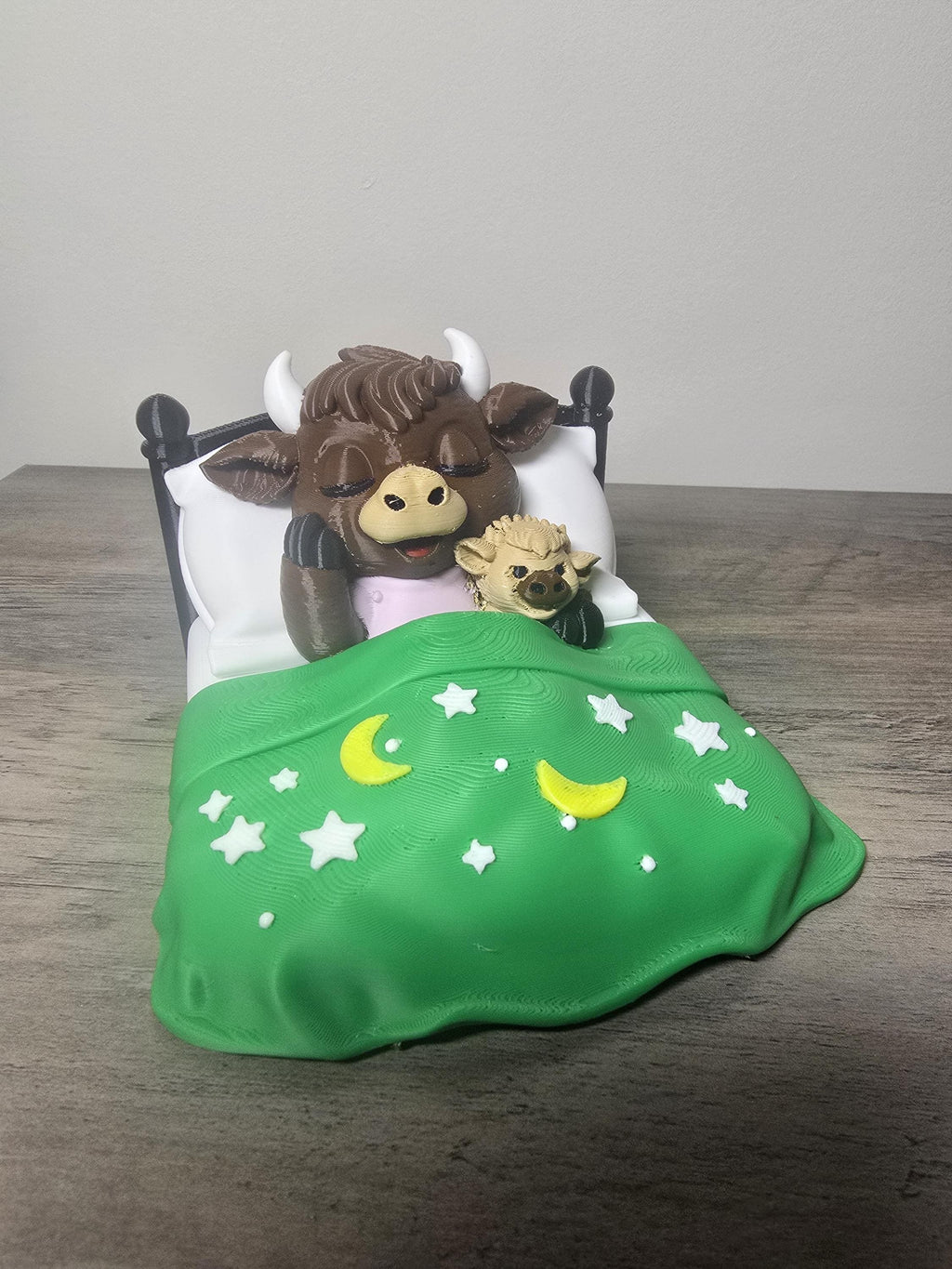 3D Printed Highland Cow Bedtime Scene Figurine | Moon & Stars | Hand-Finished | 4m3d Design Art